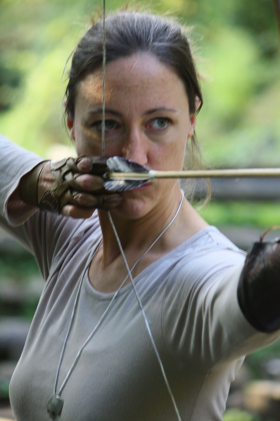 Catarina Tost Kursleiterin beim Bogenschießen